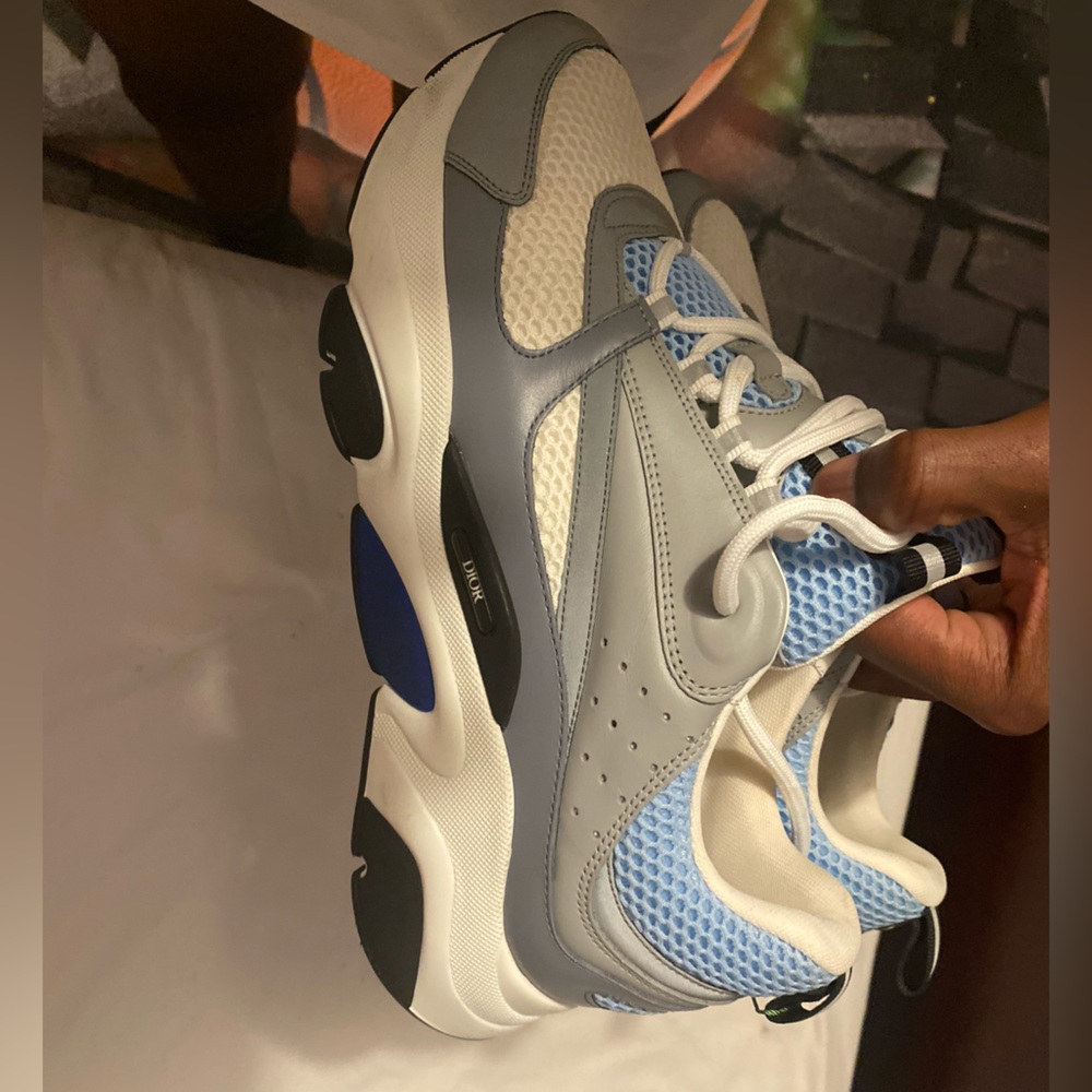 I’m selling this Dior shoes including the shoes Box.